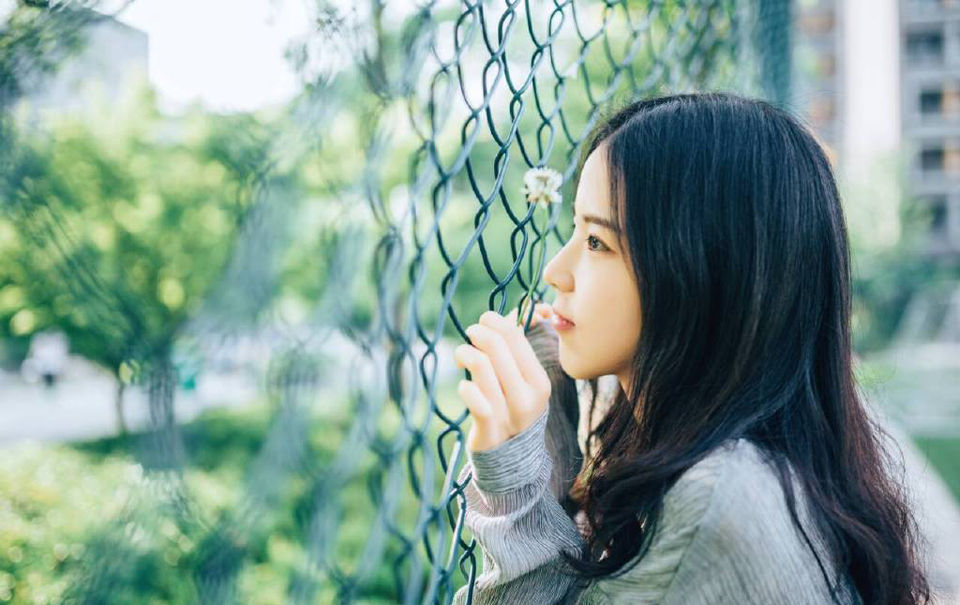 “越快越好，孔明这几日不间断来信催促。”刘备沉声道：“只是如何撤兵，还要跟两位军师商议一番。”